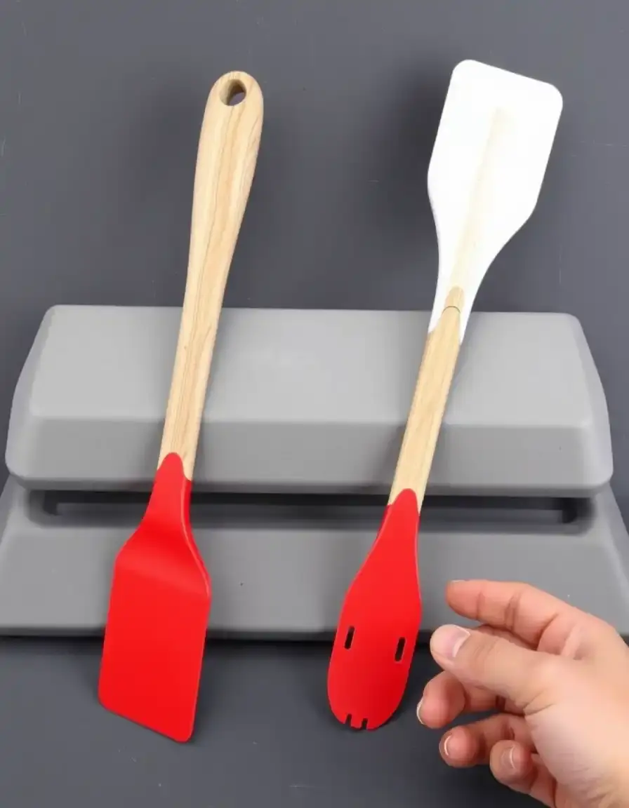 Spatola in silicone rosso con manico in legno resistente al calore