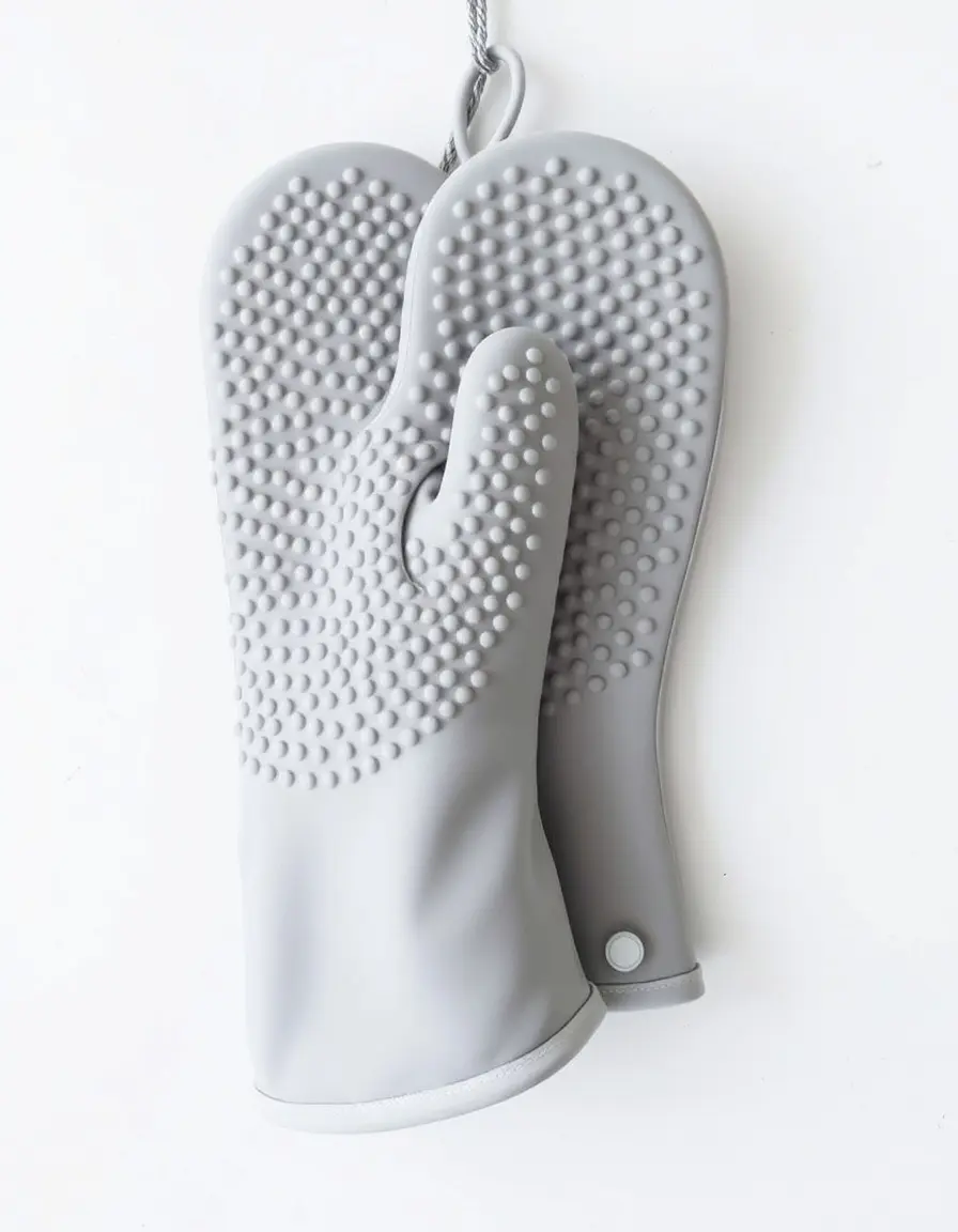 Guanti da forno in silicone grigio con texture antiscivolo