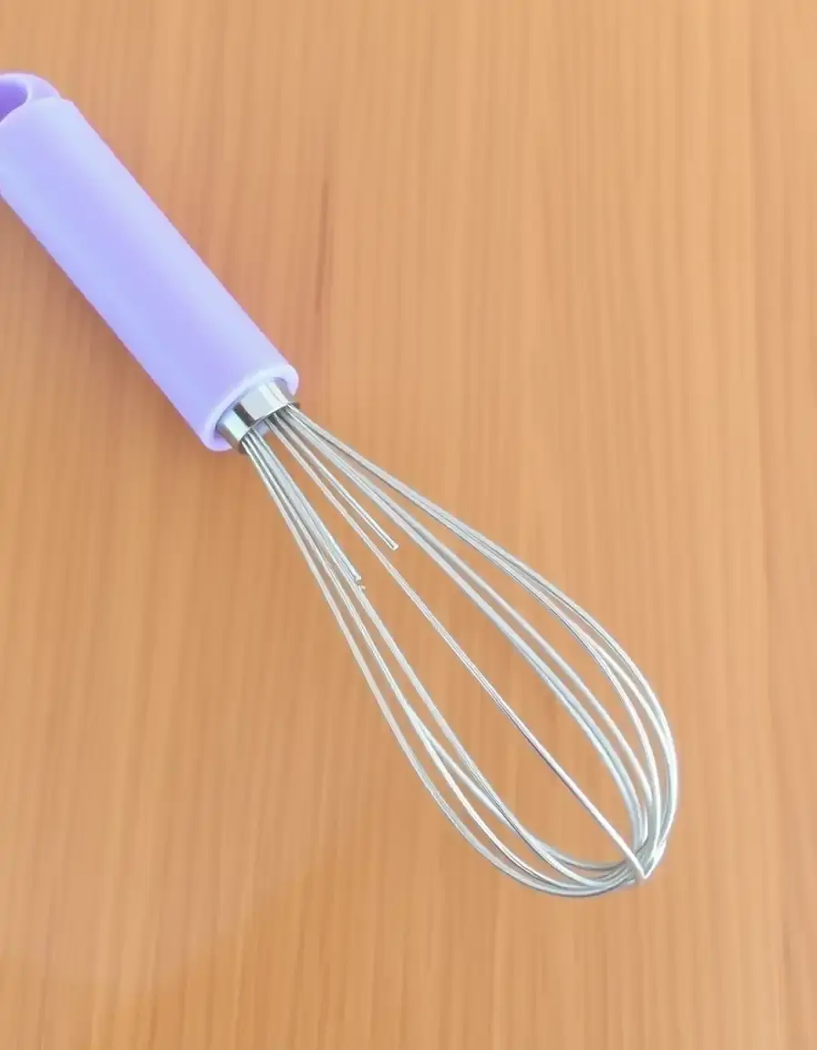 Piccola frusta in acciaio inox con manico colorato per bambini