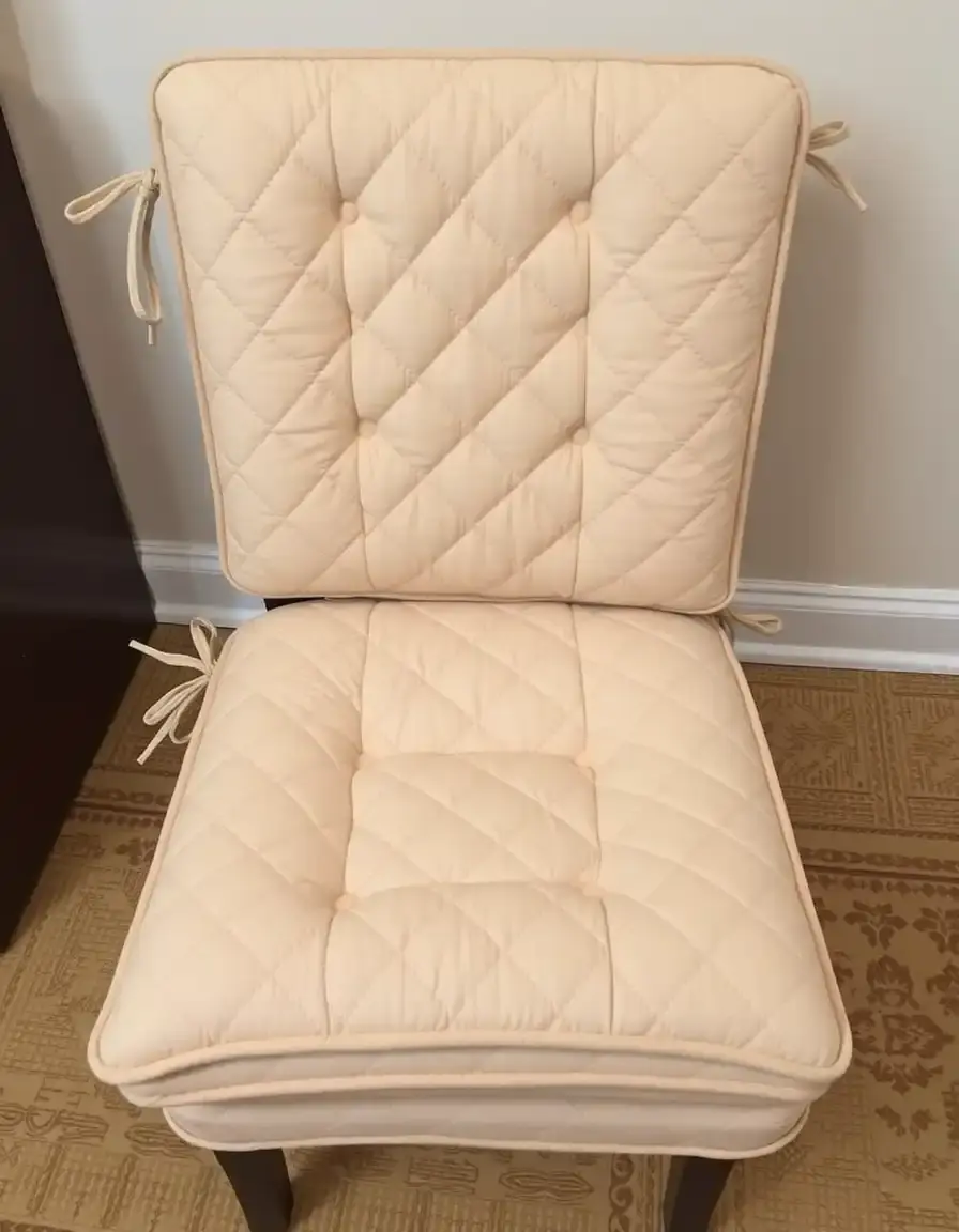 Chair Pad Set: set di 4 cuscini trapuntati beige con lacci