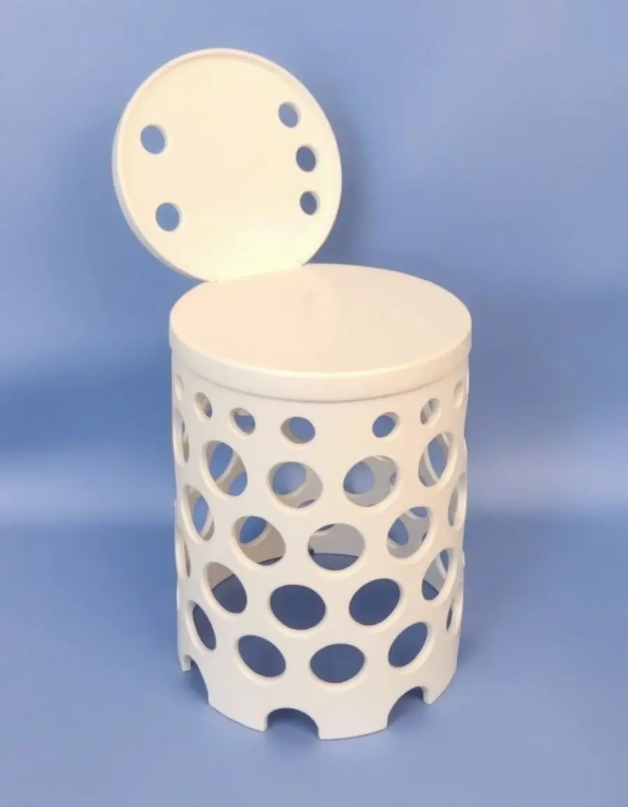 Sgabello contenitore in plastica bianca con coperchio