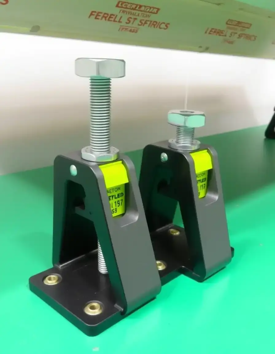 Livellatori per gambe del tavolo regolabili in metallo per pavimenti irregolari