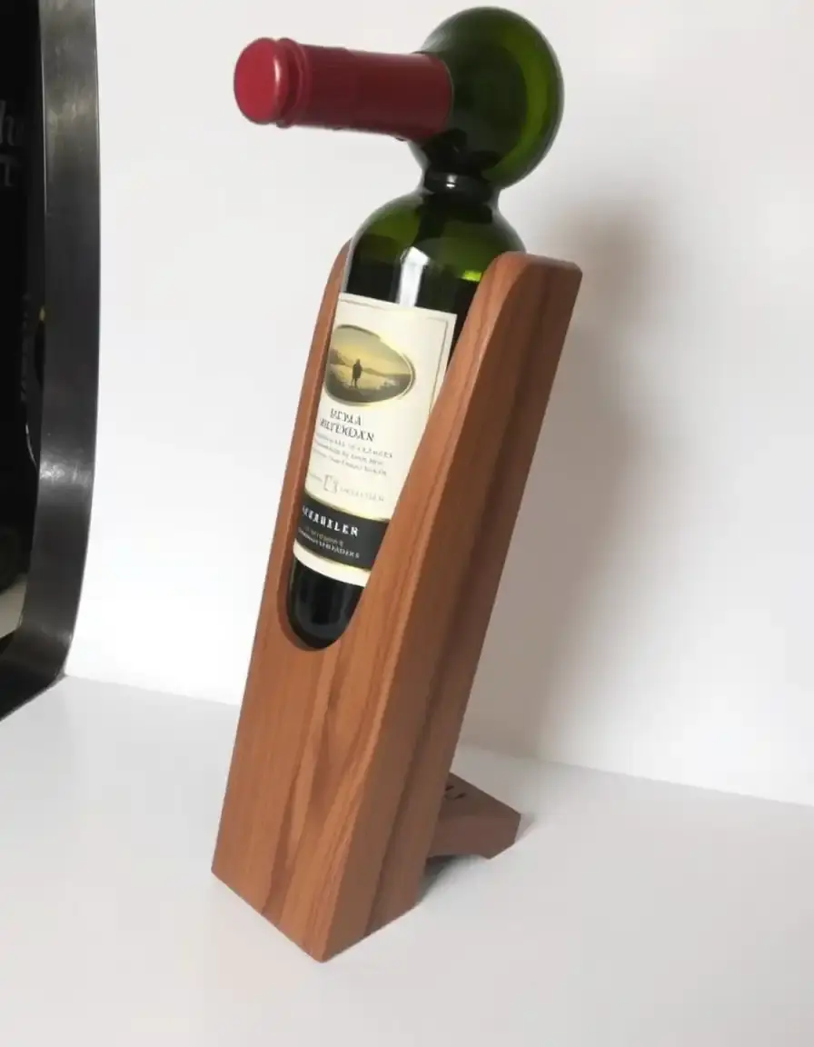 Supporto in legno angolato per bottiglie di vino
