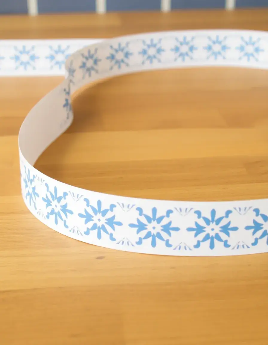 Bordo adesivo per cucina con design geometrico bianco e blu