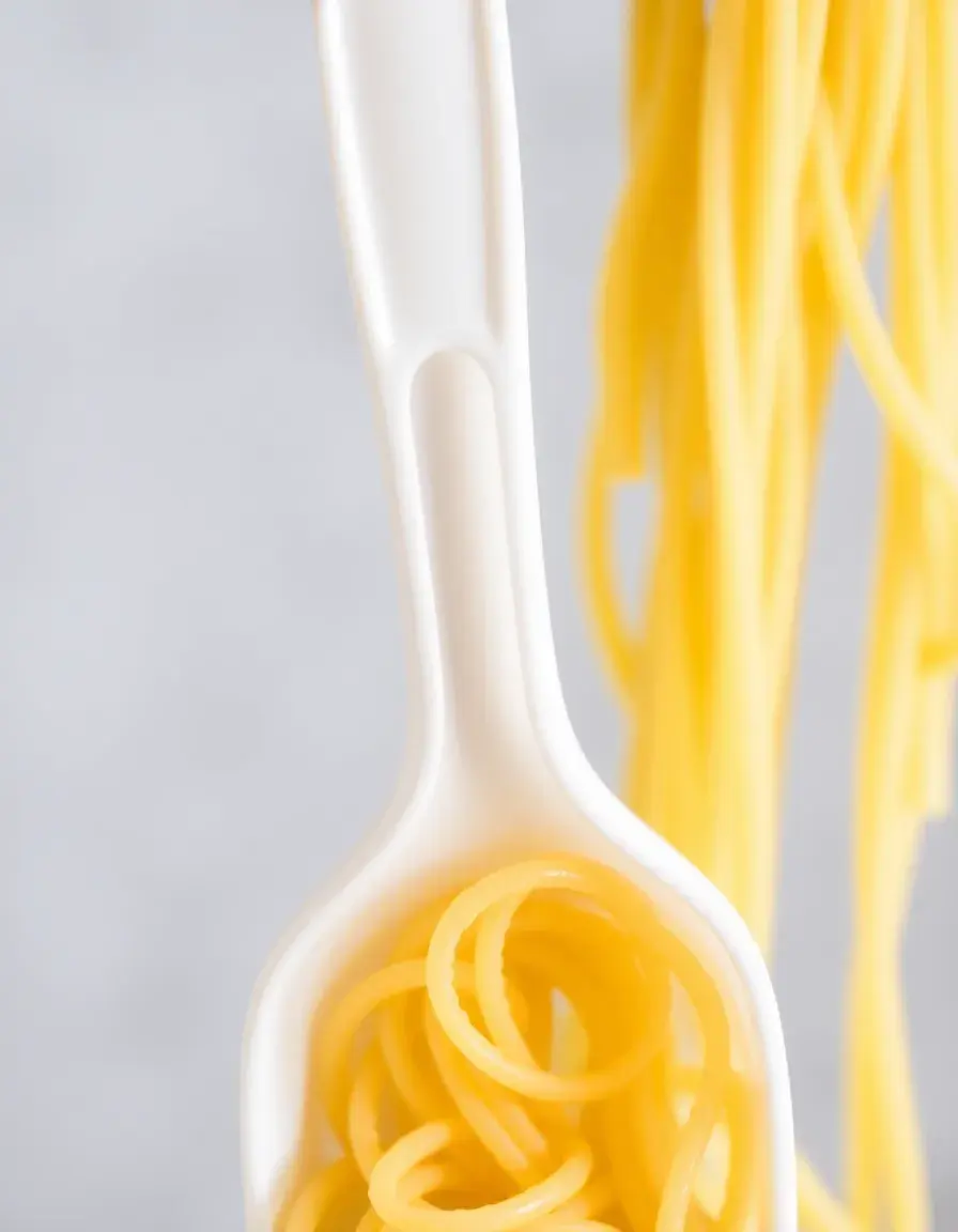 Mestolo forato bianco per scolare pasta e spätzle
