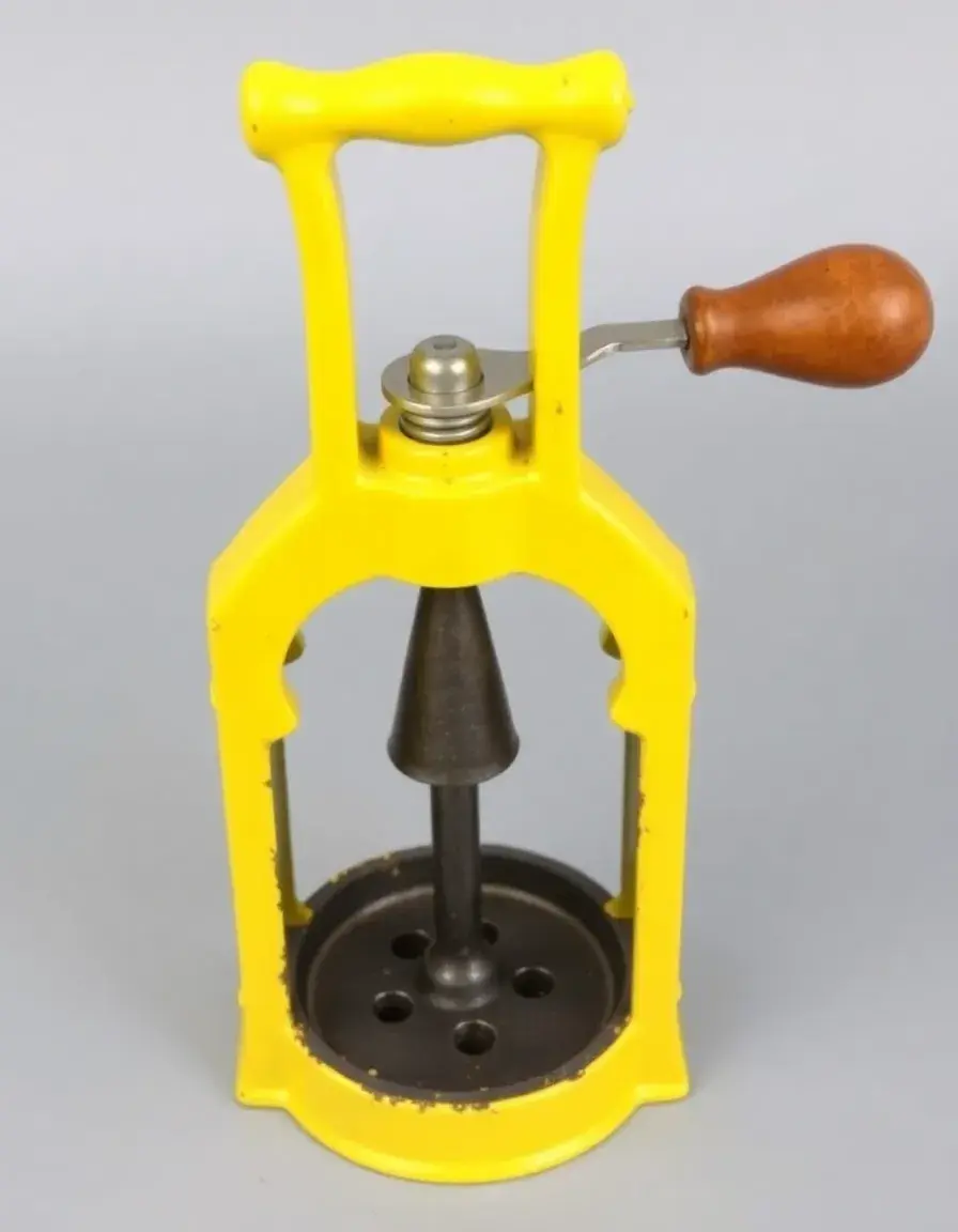 Manual lemon juicer press