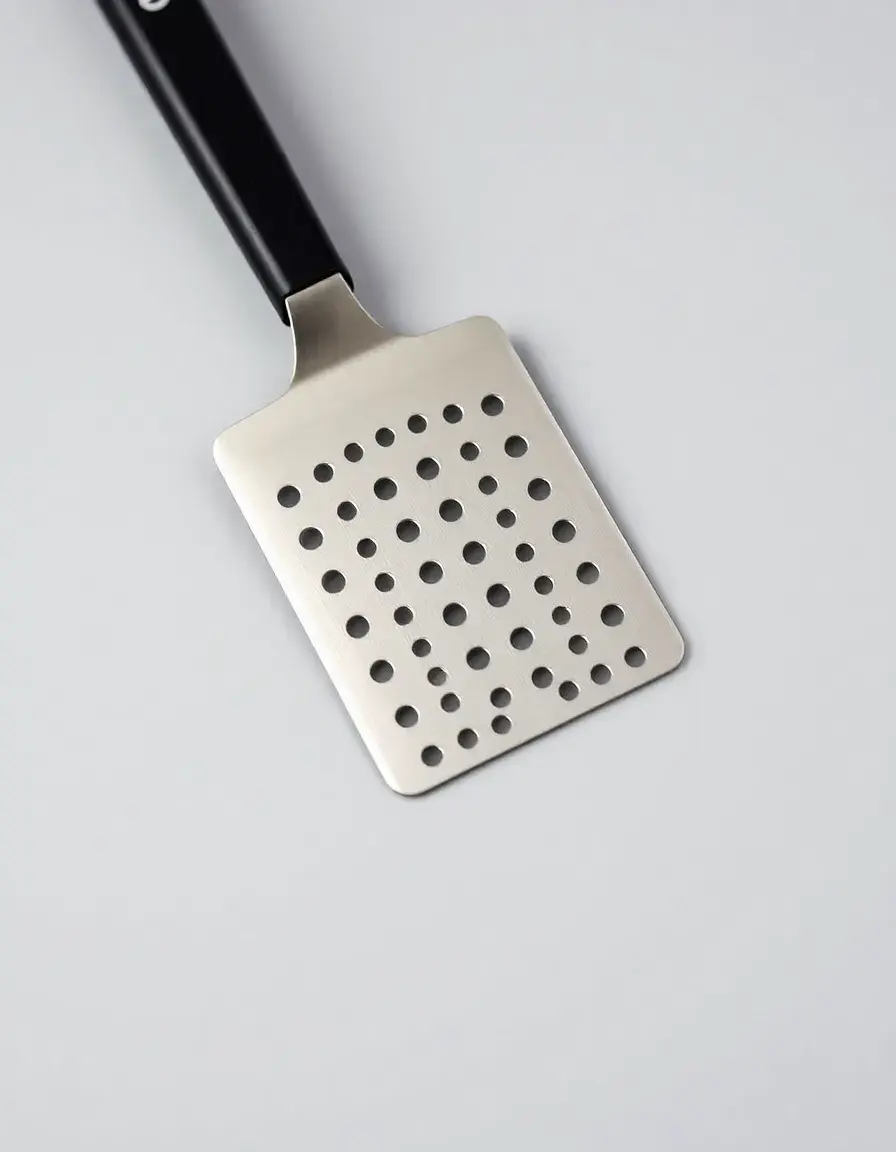 Spatola professionale traforata per bistecche di tonno in acciaio inox