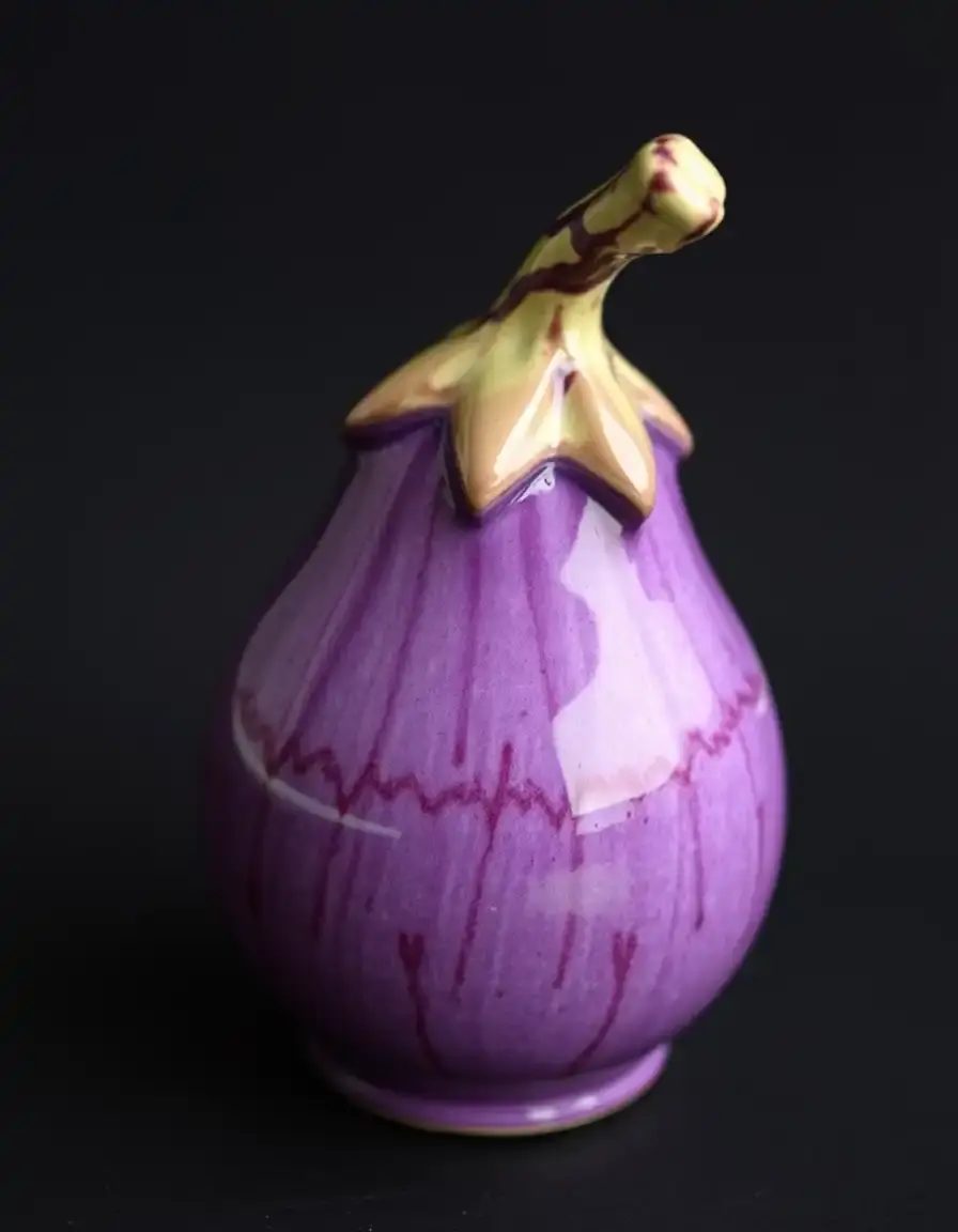 Spargisale in ceramica a forma di melanzana viola lucida