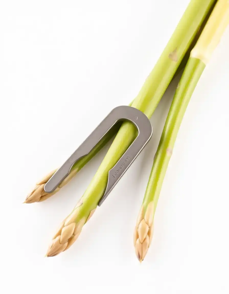 Strumento snap tool per asparagi in plastica su sfondo bianco