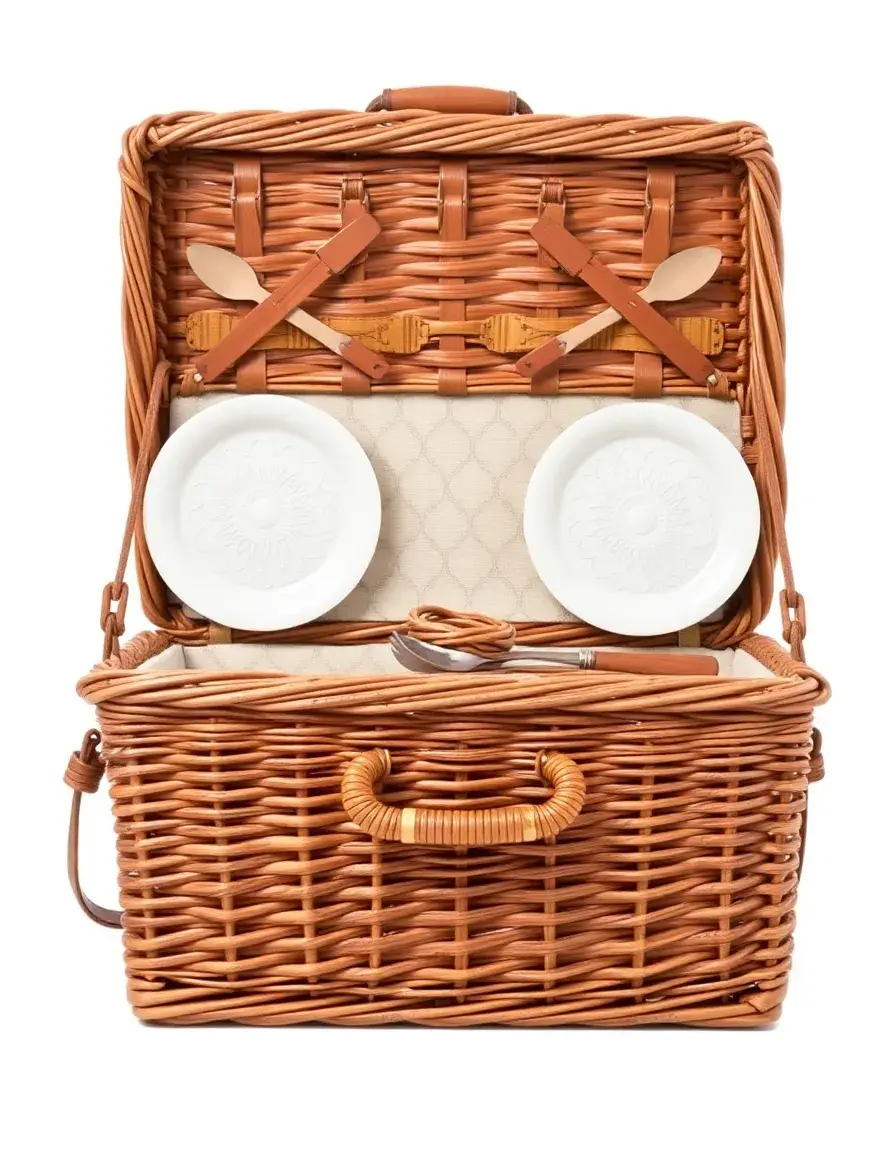 Cesto da picnic in vimini con utensili cucina outdoor