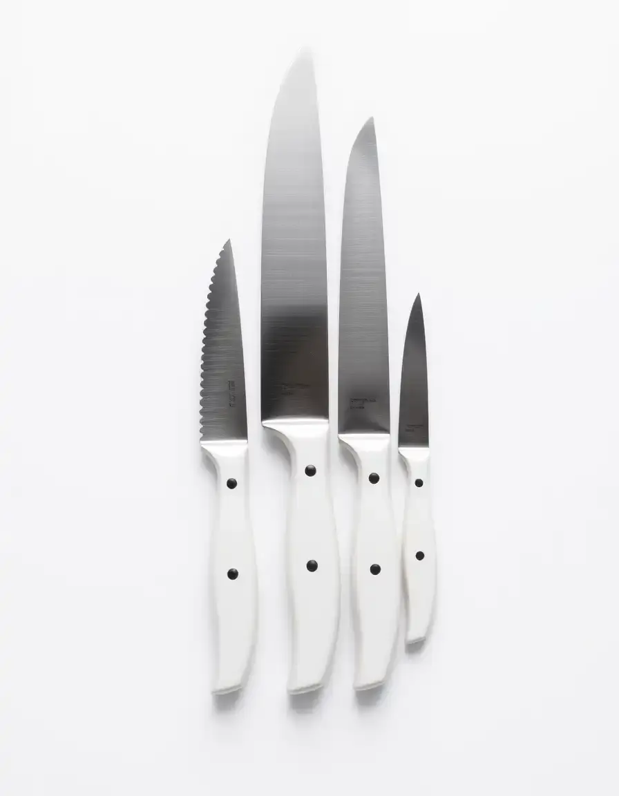 Set di coltelli con manico bianco su sfondo bianco