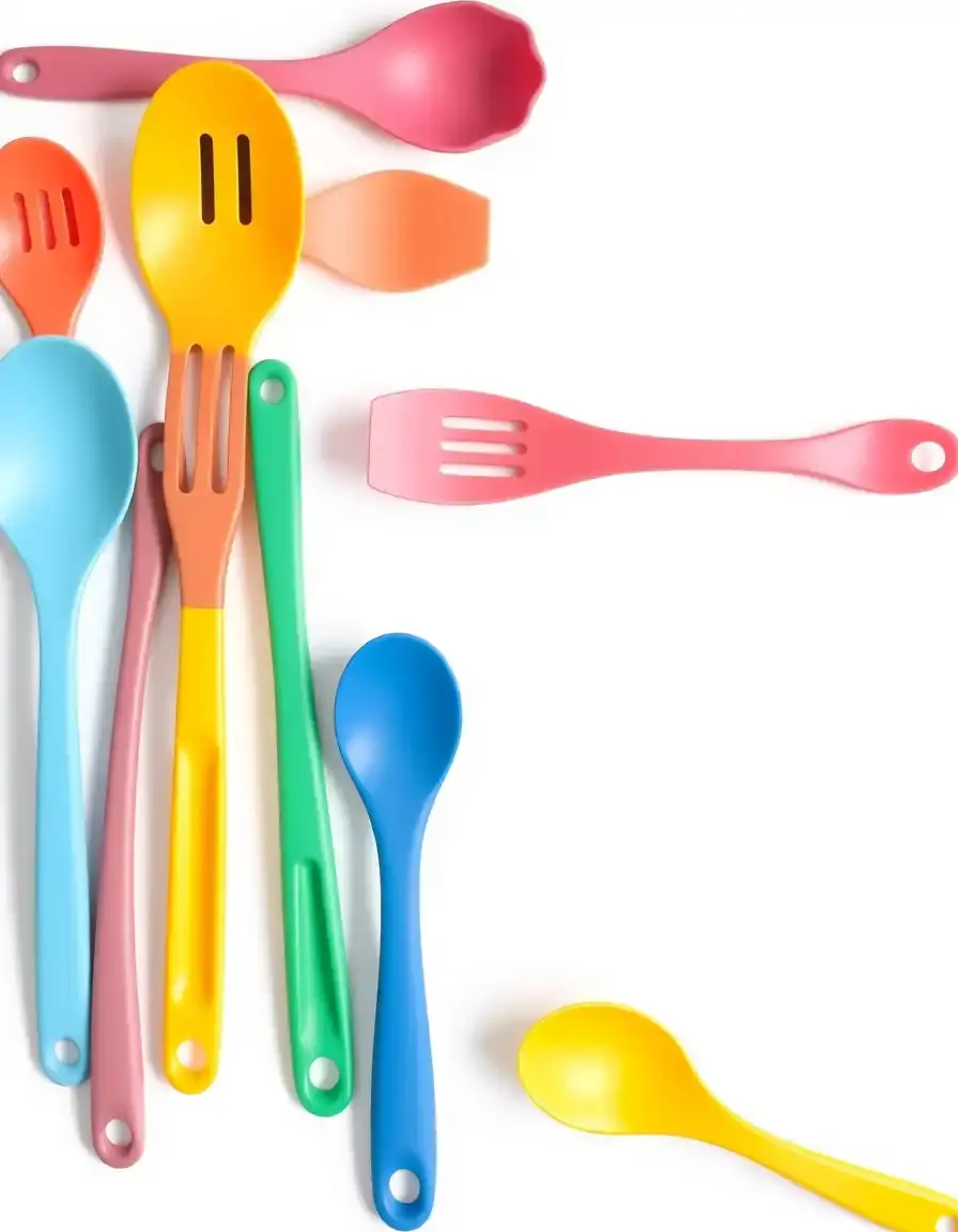 Set completo di utensili in silicone colorato per cucina completa
