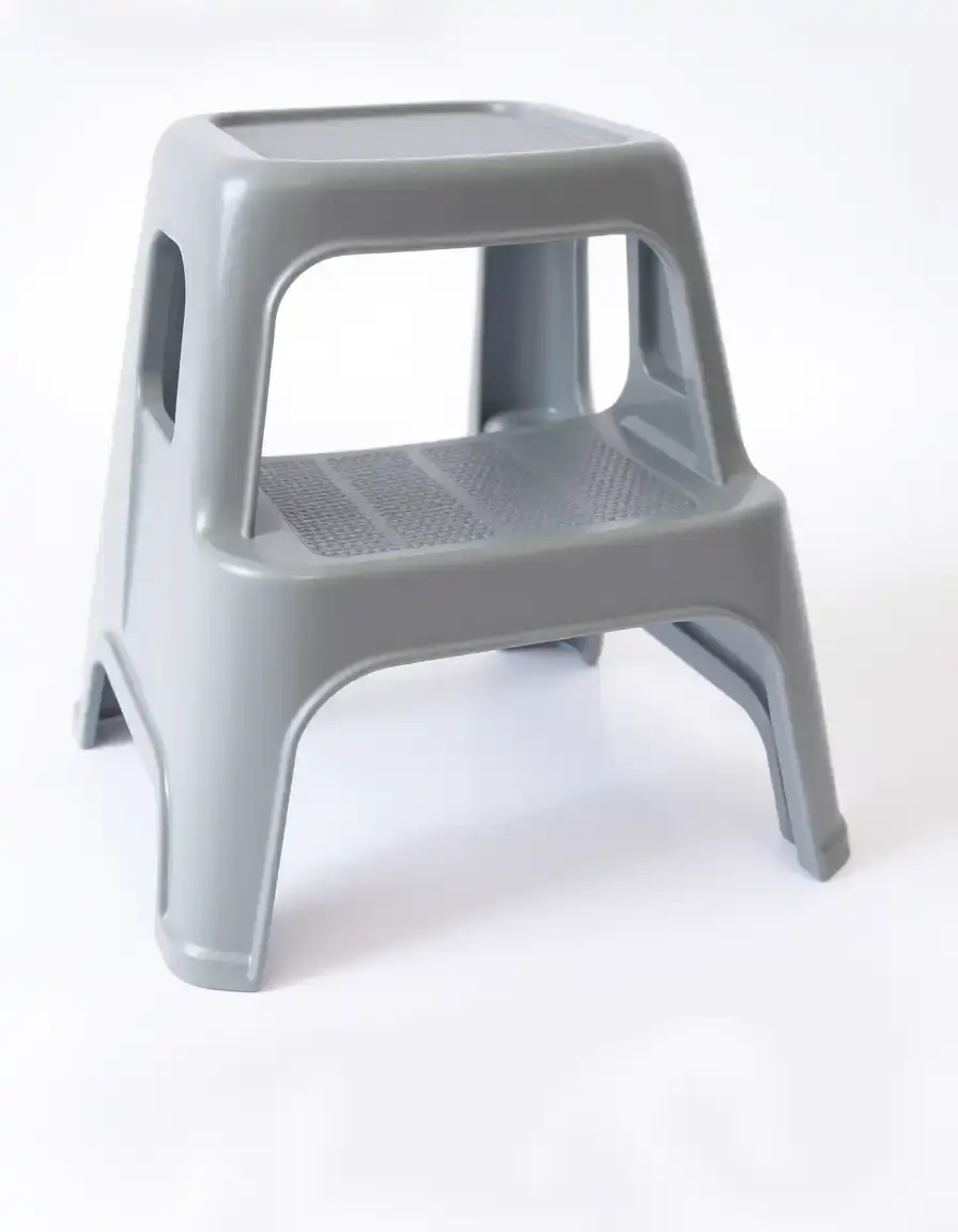 Piccolo sgabello poggiapiedi grigio in plastica robusta